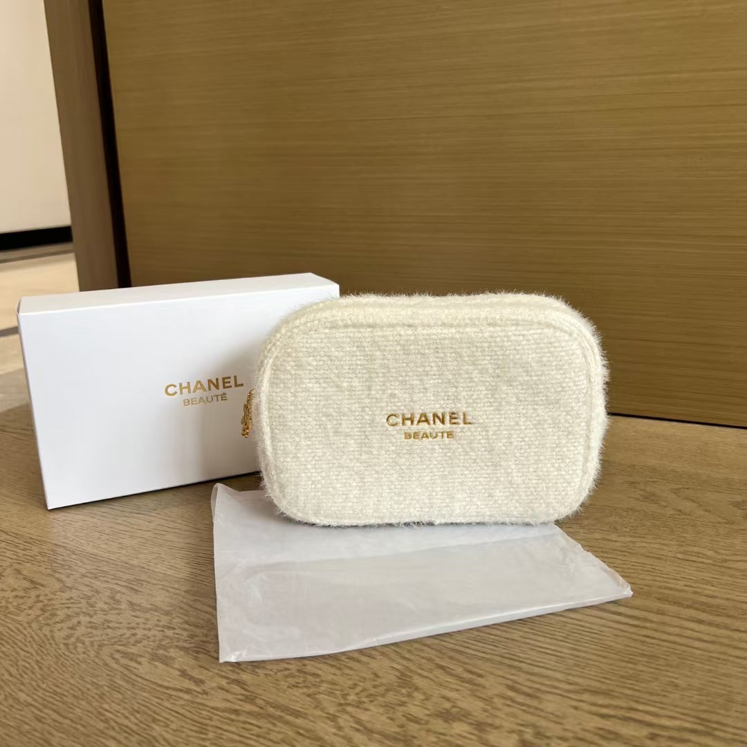 Chanel Christmas Special – white faux-fur beauty pouch (limited giveaway)
