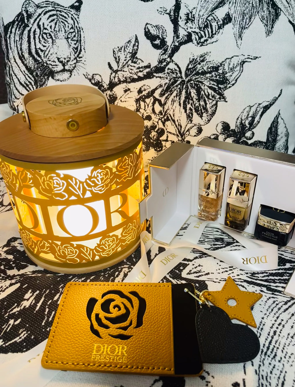 D-IOR rose-motif card case with built-in makeup mirror – an exclusive VIP gift set.