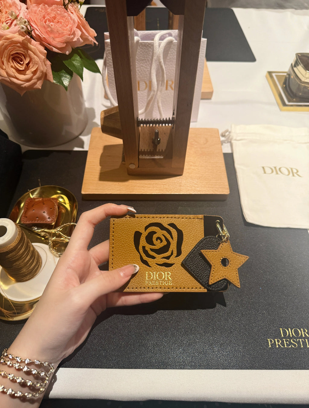 D-IOR rose-motif card case with built-in makeup mirror – an exclusive VIP gift set.