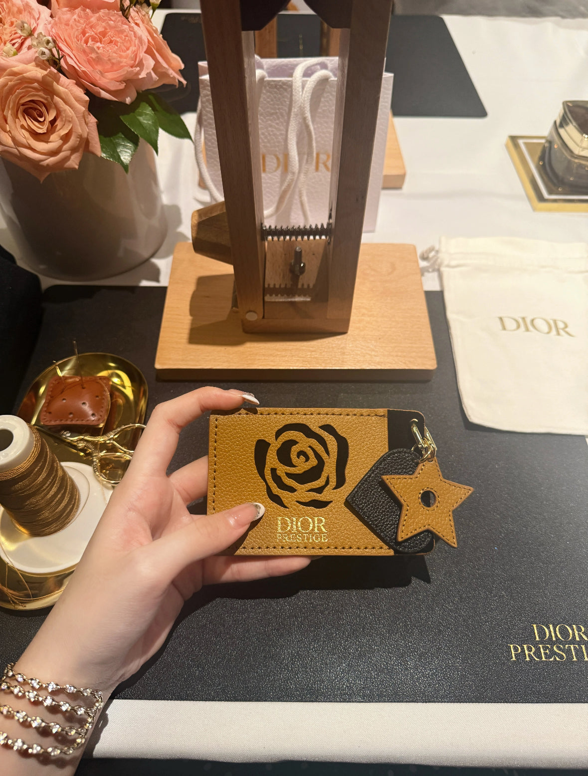 D-IOR rose-motif card case with built-in makeup mirror – an exclusive VIP gift set.