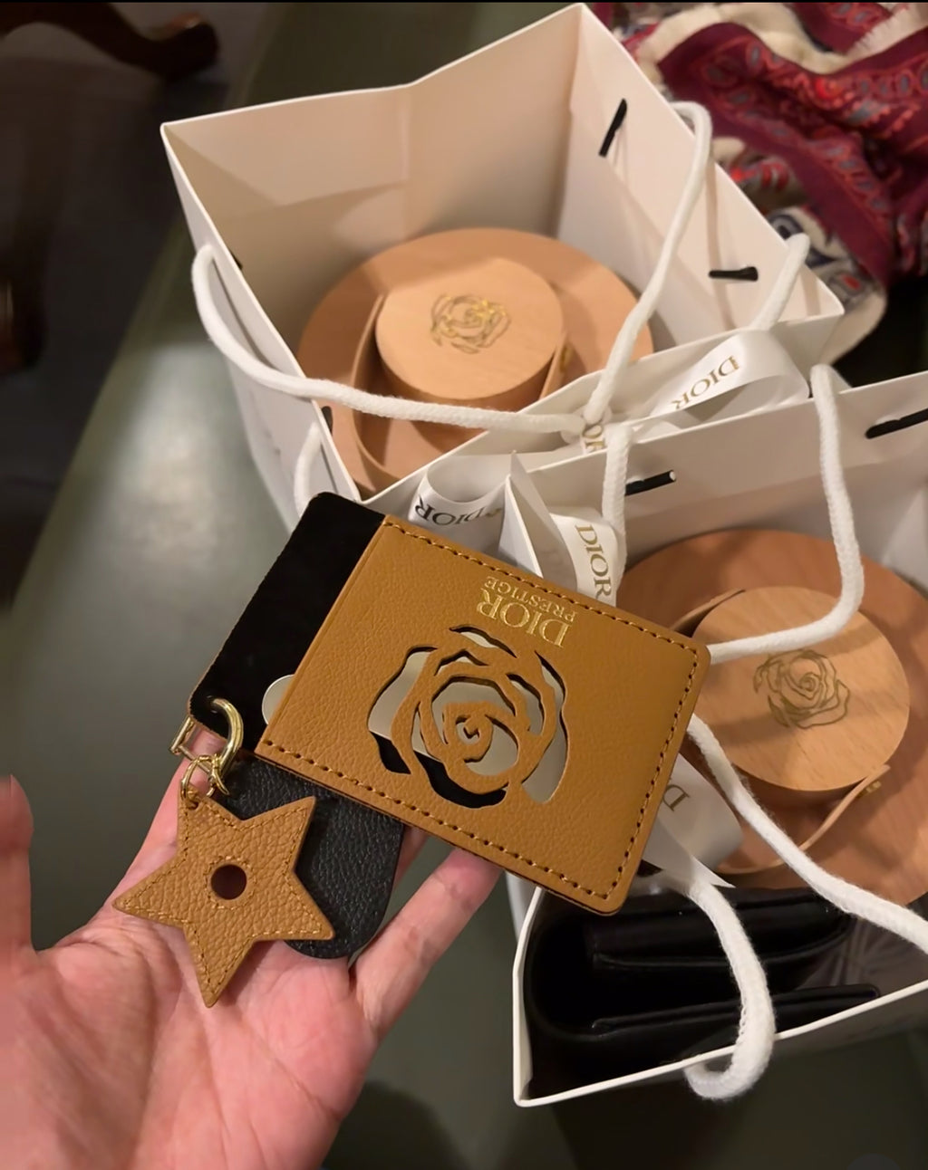 D-IOR rose-motif card case with built-in makeup mirror – an exclusive VIP gift set.