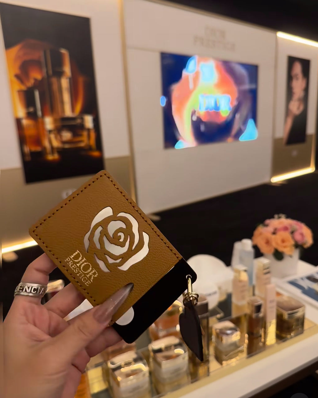 D-IOR rose-motif card case with built-in makeup mirror – an exclusive VIP gift set.