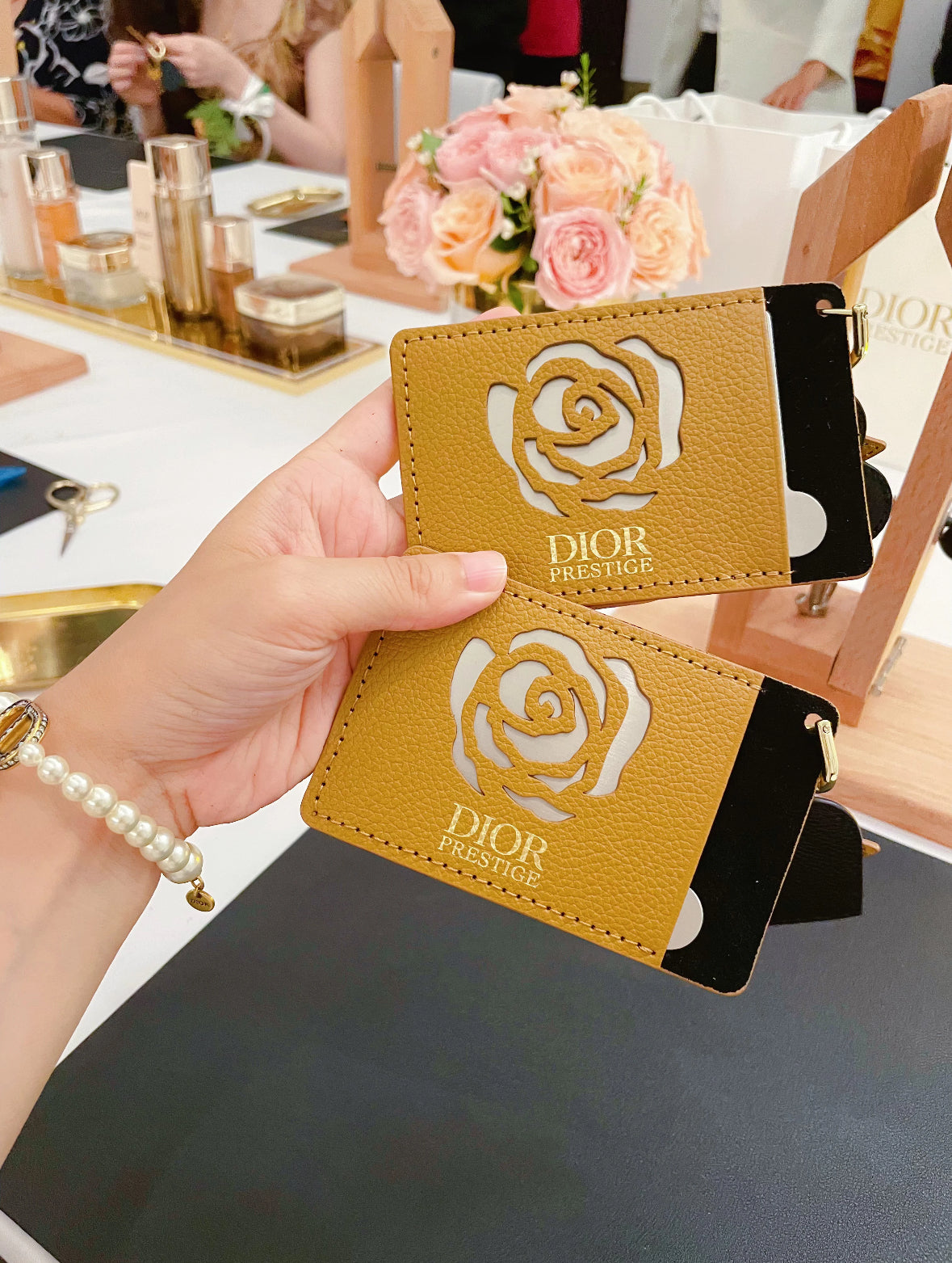 D-IOR rose-motif card case with built-in makeup mirror – an exclusive VIP gift set.