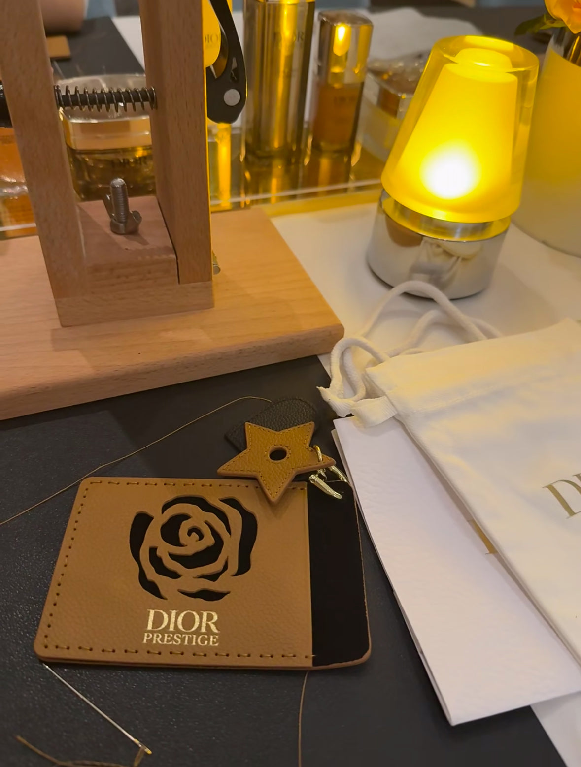 D-IOR rose-motif card case with built-in makeup mirror – an exclusive VIP gift set.