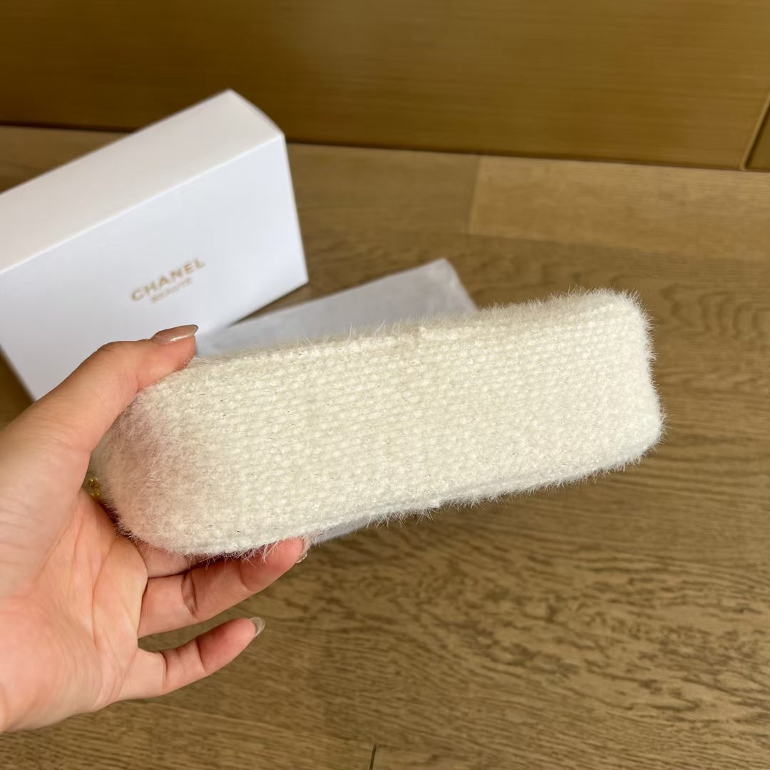 Chanel Christmas Special – white faux-fur beauty pouch (limited giveaway)